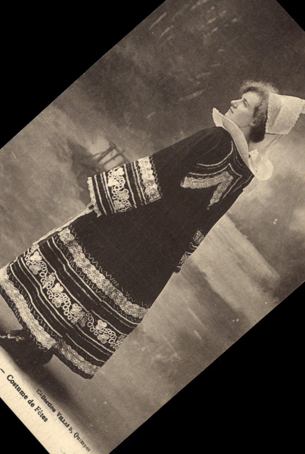 CPA Folklore Pont Aven Costume de fete 