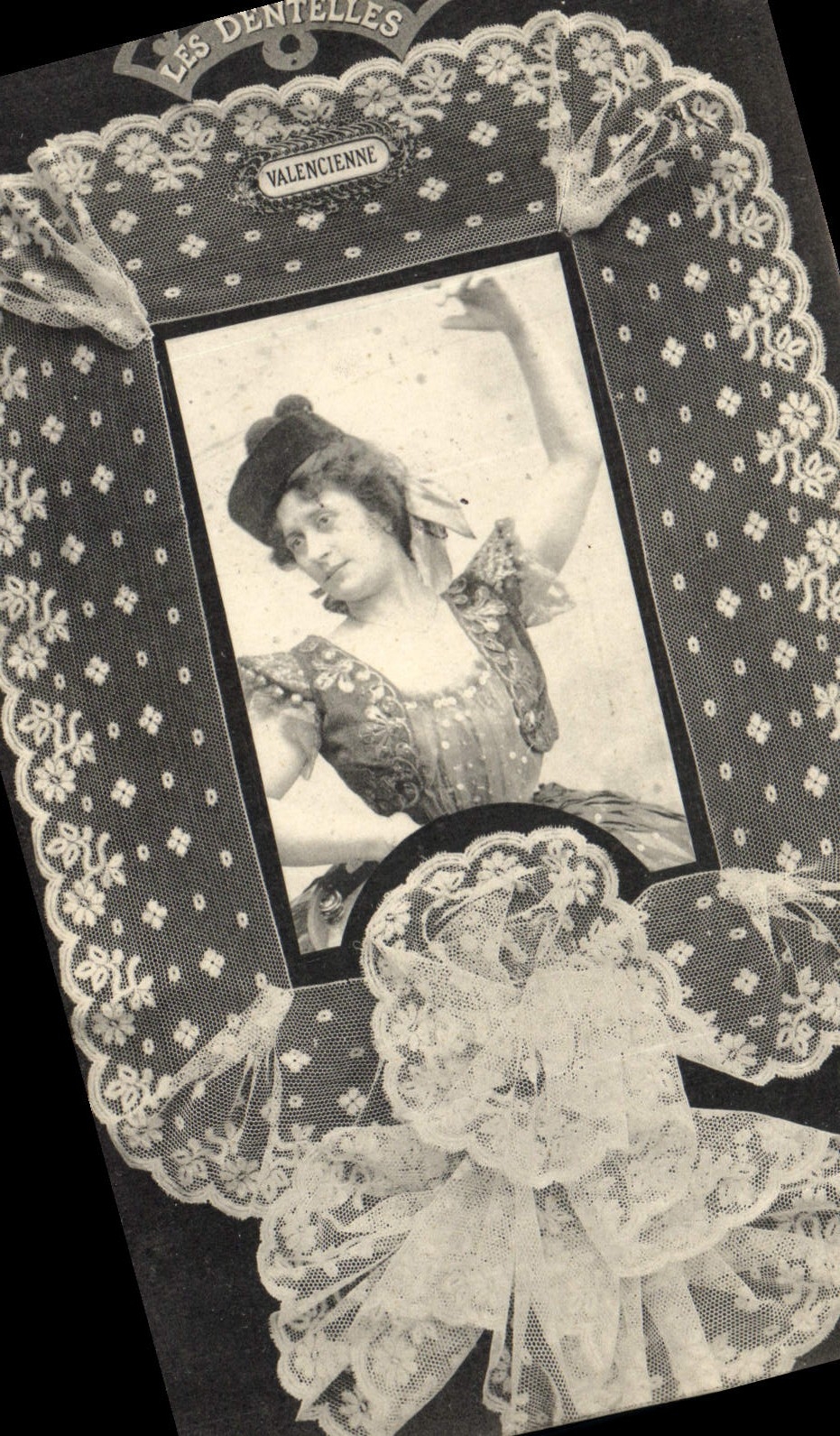 CPA Folklore Dentelle Dentelliere Valencienne 