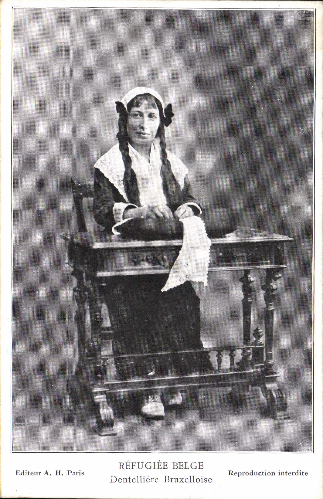 CPA Folklore Dentelle Dentelliere Bruxelloise Bruxelles Refugiee Belge 