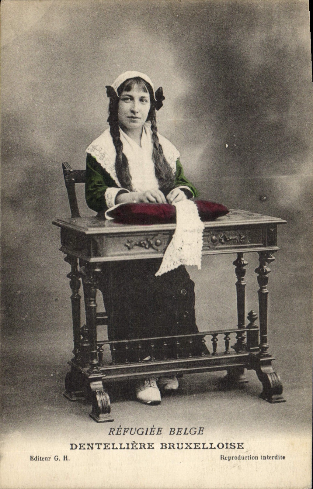 CPA Folklore Dentelle Dentelliere Bruxelloise Bruxelles Refugiee Belge 