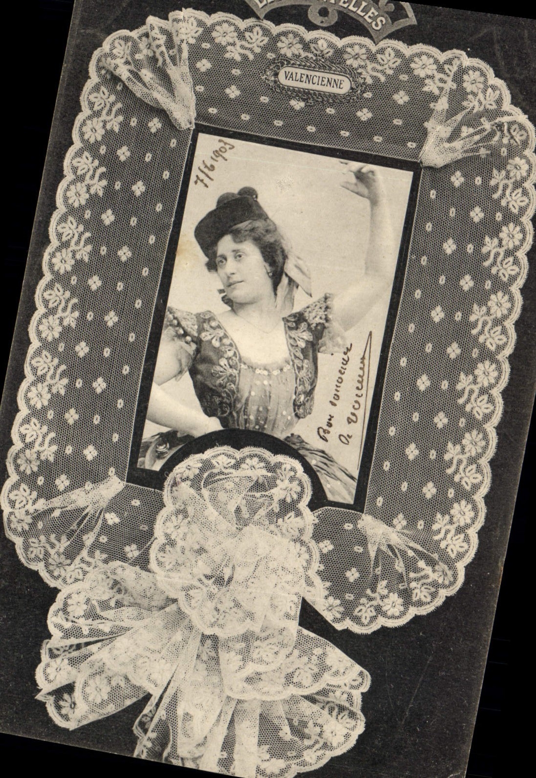 CPA Folklore Dentelle Dentelliere Valencienne 