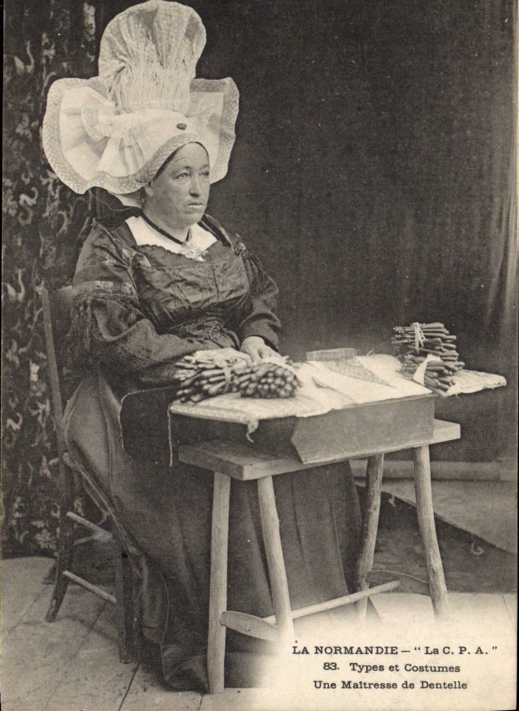 CPA Folklore Dentelle Dentelliere Une maitresse de dentelle Normandie 