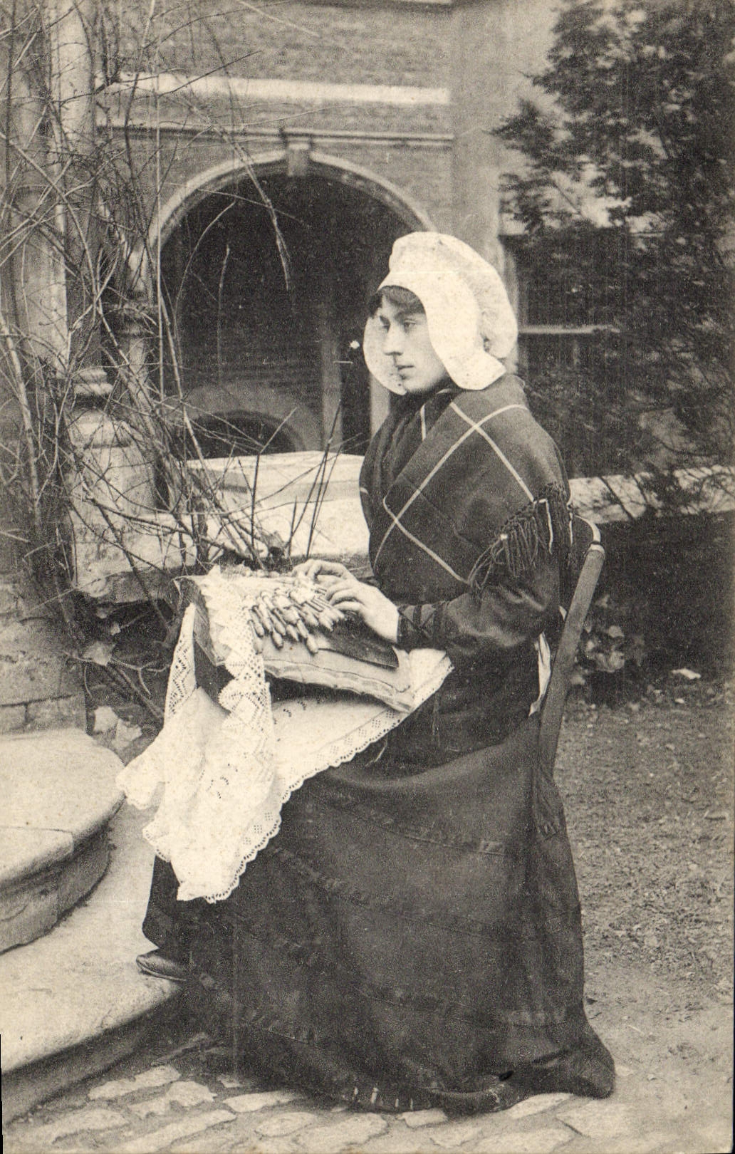 CPA Folklore Dentelle Dentelliere 