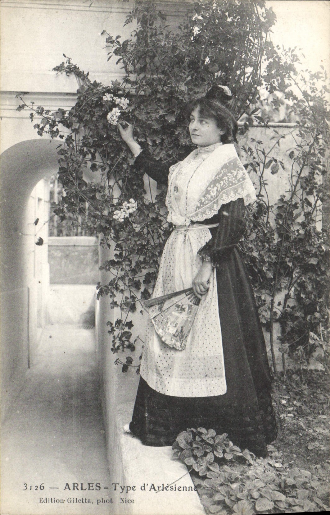 Postal Arles Modelo de Arlesienne Abanico