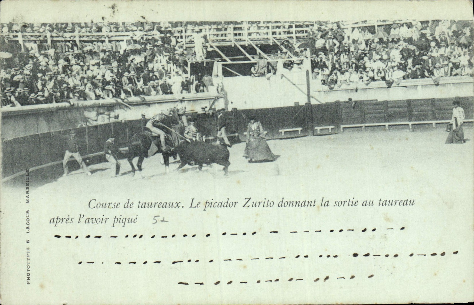 Postal Corrida Corrida de toros el picador Zurito que da la salida al toro después de tenerlo pincha