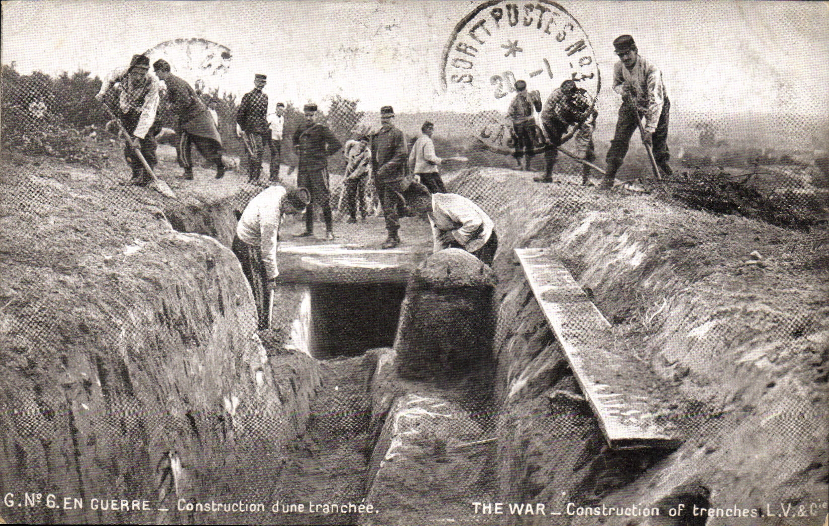 CPA Militaria Construction d'une tranchee 