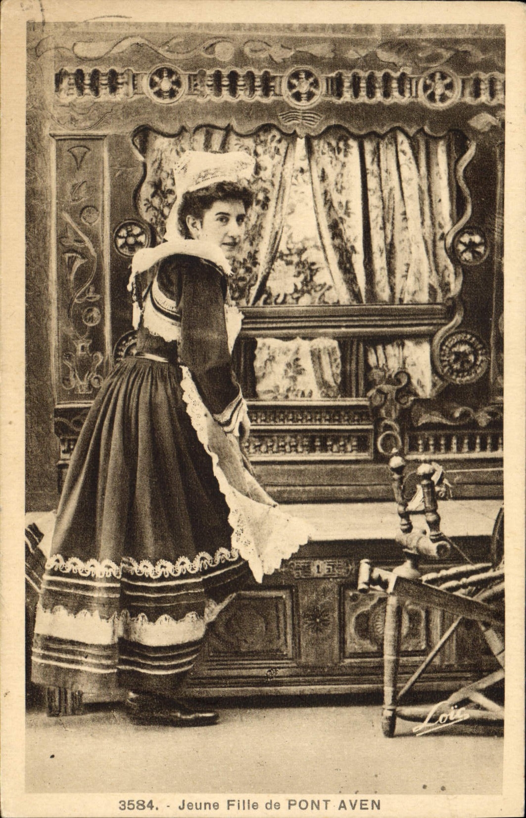 CPA Folklore Jeune fille de Pont Aven