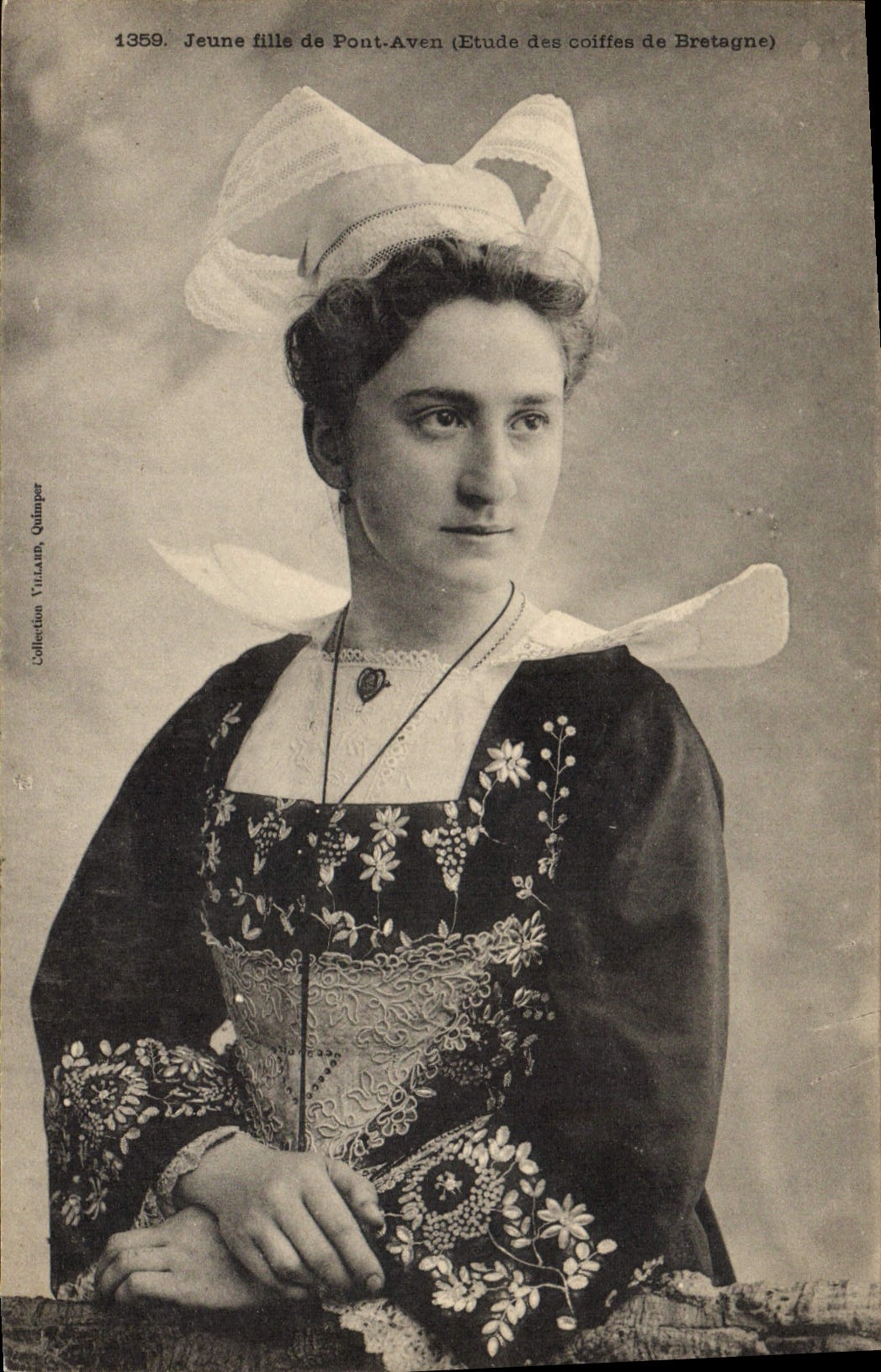 CPA Folklore Jeune fille de Pont Aven 