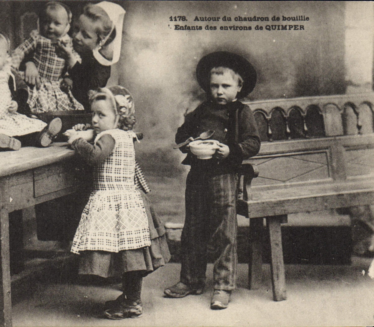 CPA Folklore Enfants Autour du chaudron de bouillie Enfants des environs de Quimper 