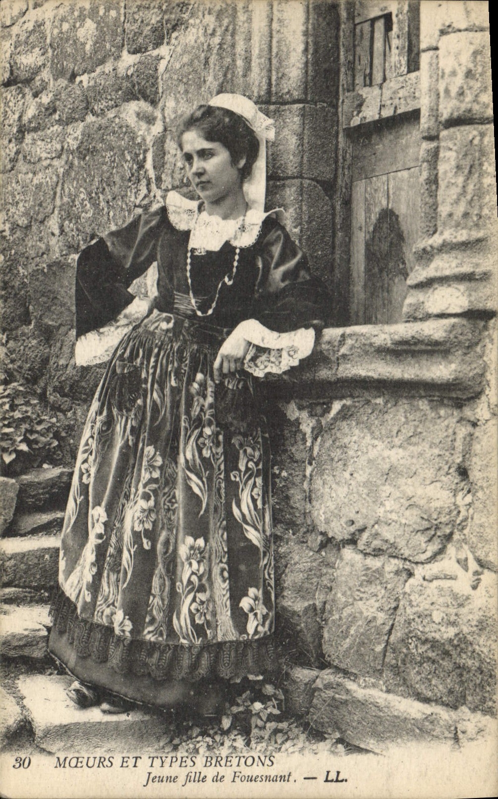 Postal Folclore Muchacha de Fouesnant