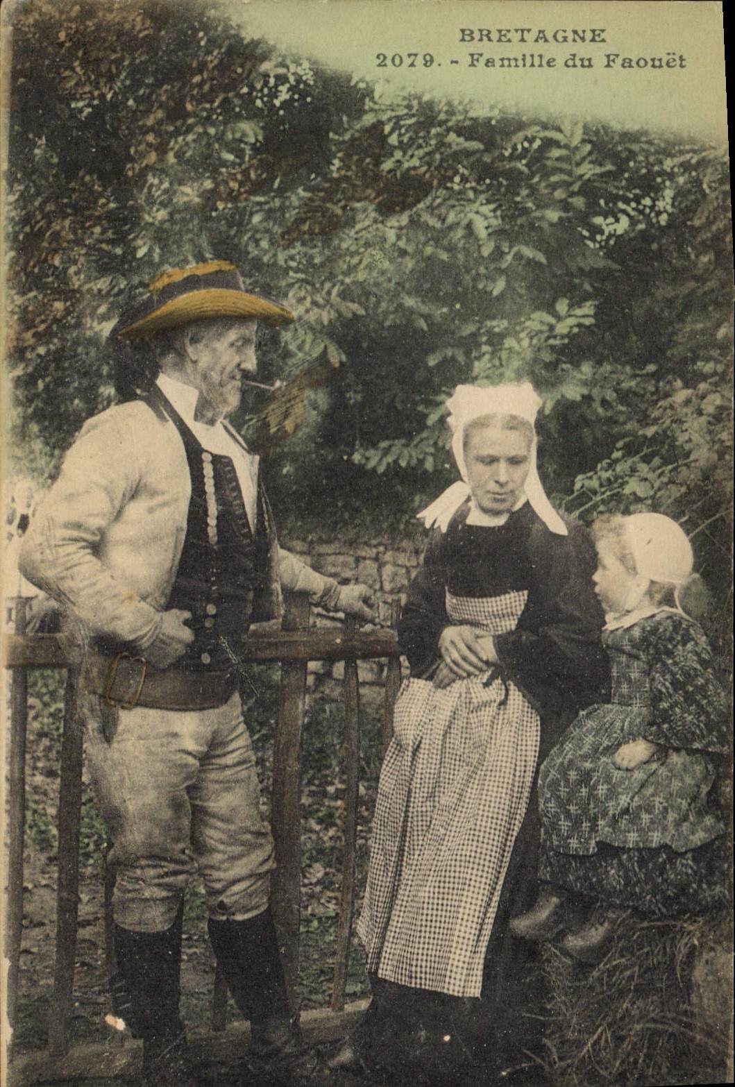 CPA Folklore Bretagne Famille du Faouet