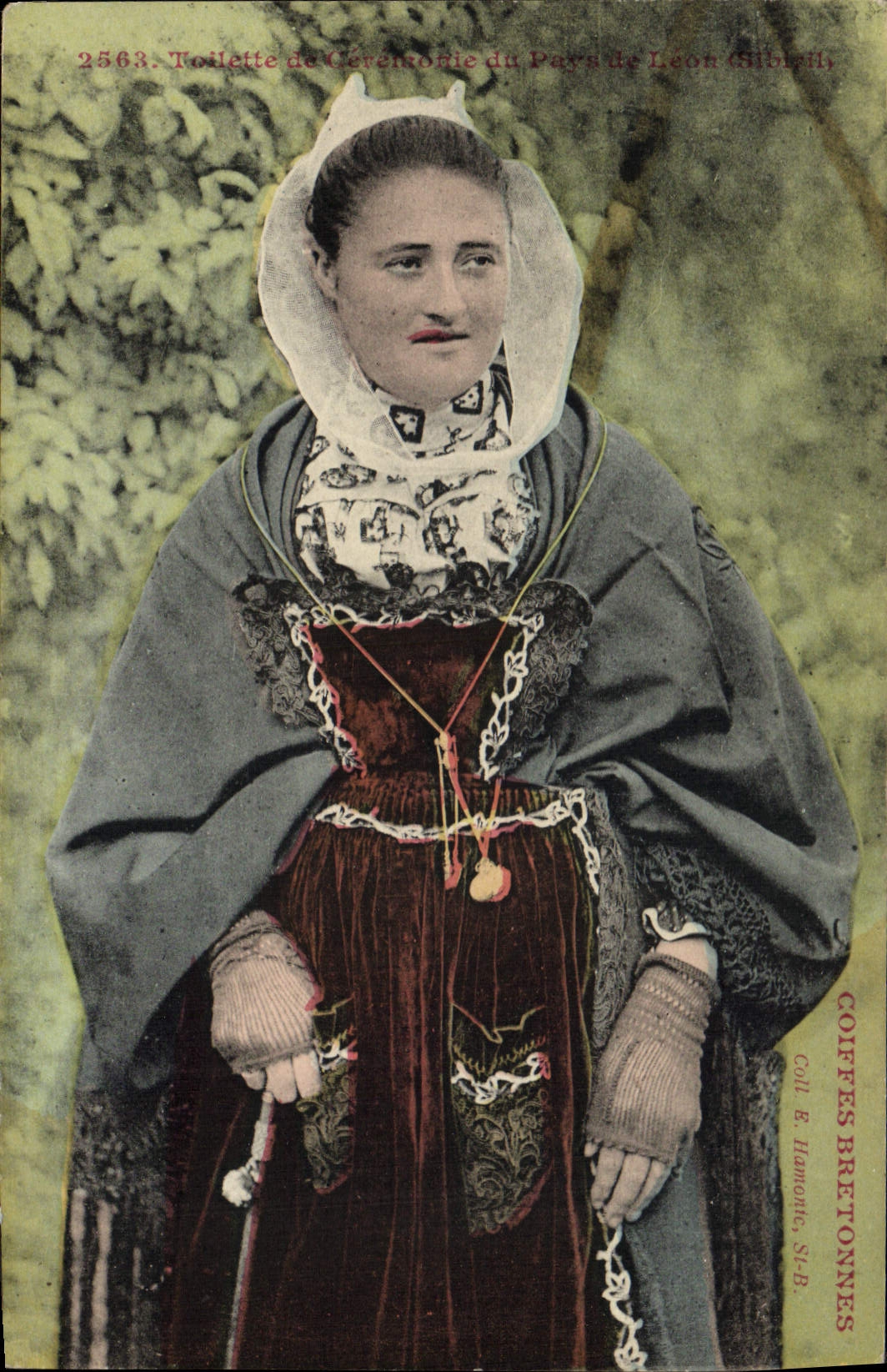 CPA Folklore Toilette de ceremonie du Pays de Leon 