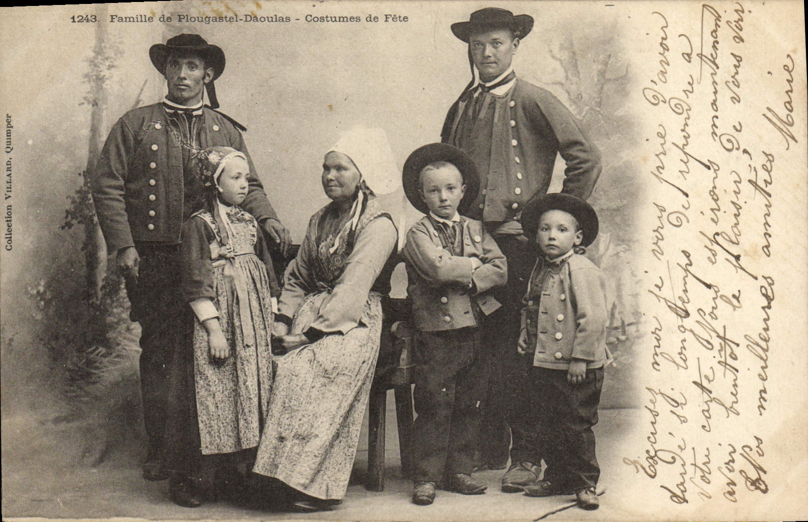 CPA Folklore Famille de Plougastel Daoulas Costume de fete 