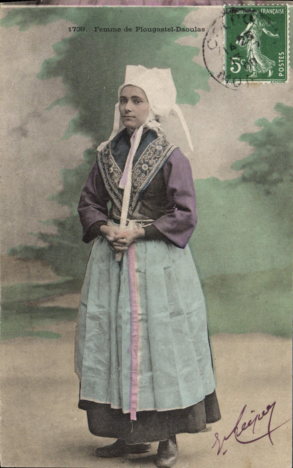 CPA Folklore Femme de Plougastel Daoulas 