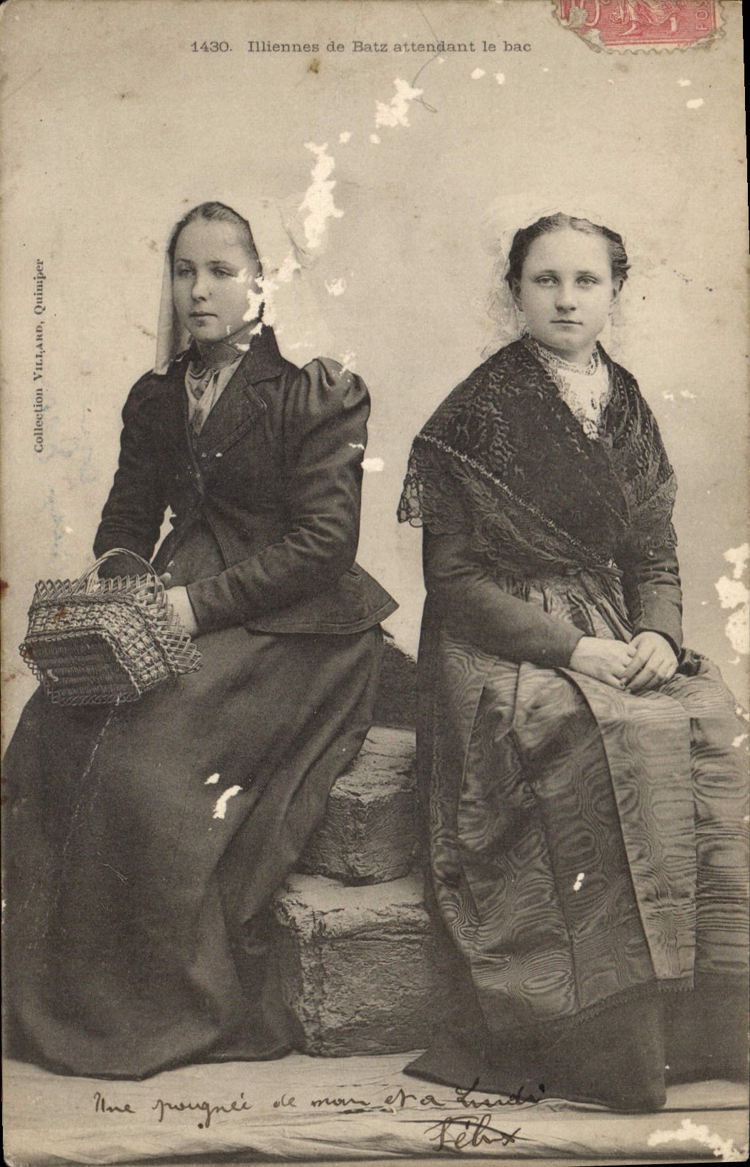 CPA Folklore Illiennes de Batz attendant le bac 