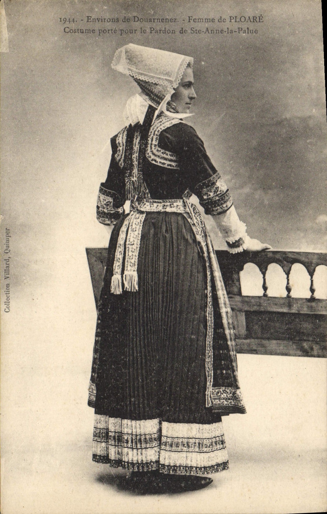 CPA Folklore Environs de Douarnenez Femme de Ploare Costume porte pour le pardon de Ste Anne la Palue 