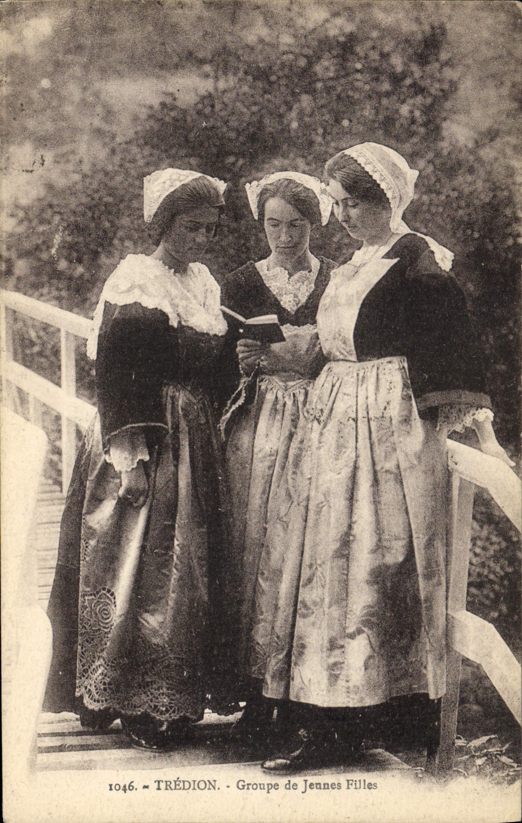 CPA Folklore Tredion Groupe de jeunes filles 