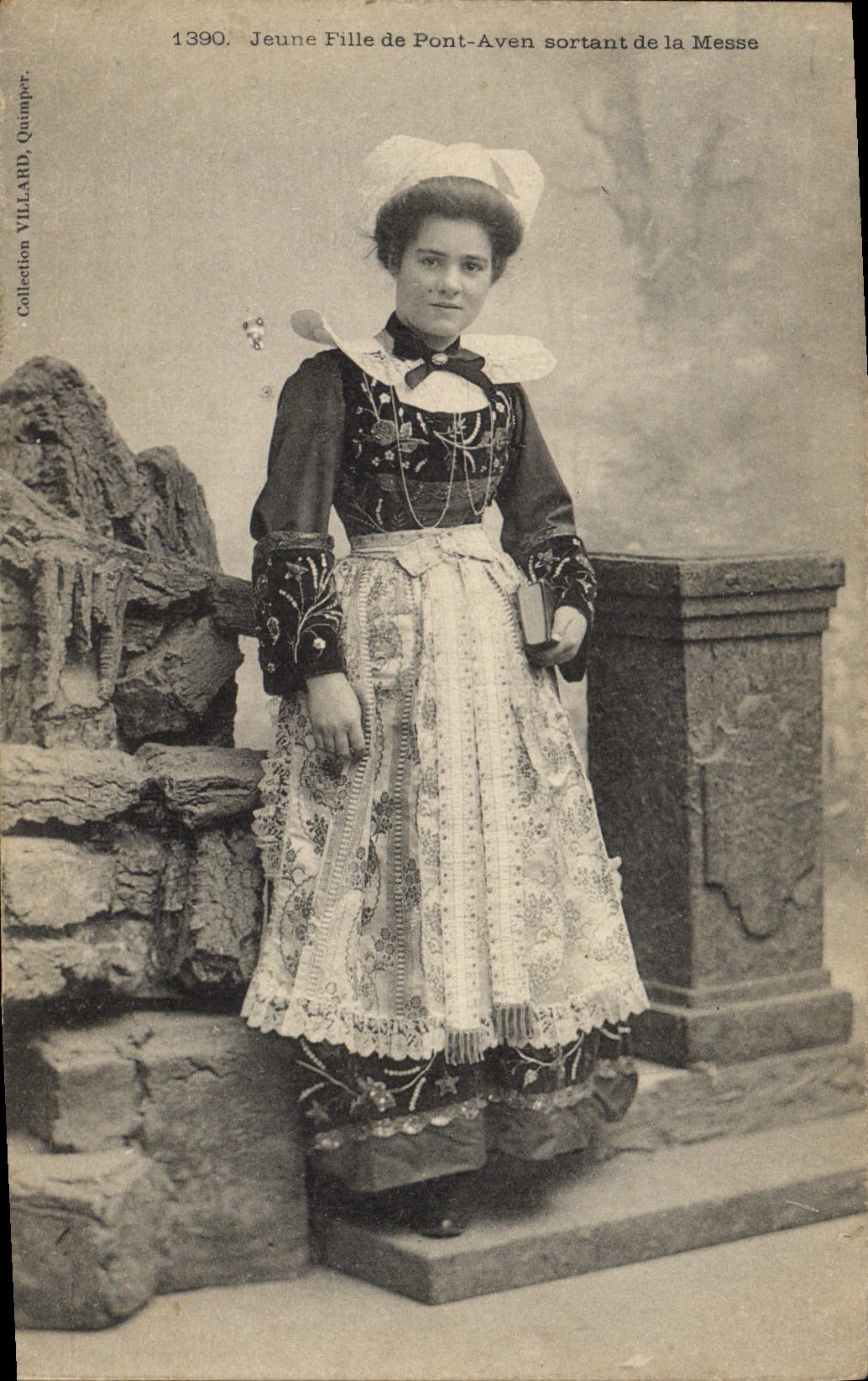 CPA Folklore Jeune fille de Pont Aven sortant de la messe 