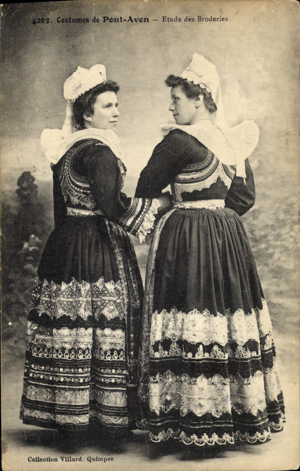 CPA Folklore Costumes de Pont Aven Etude des broderies 