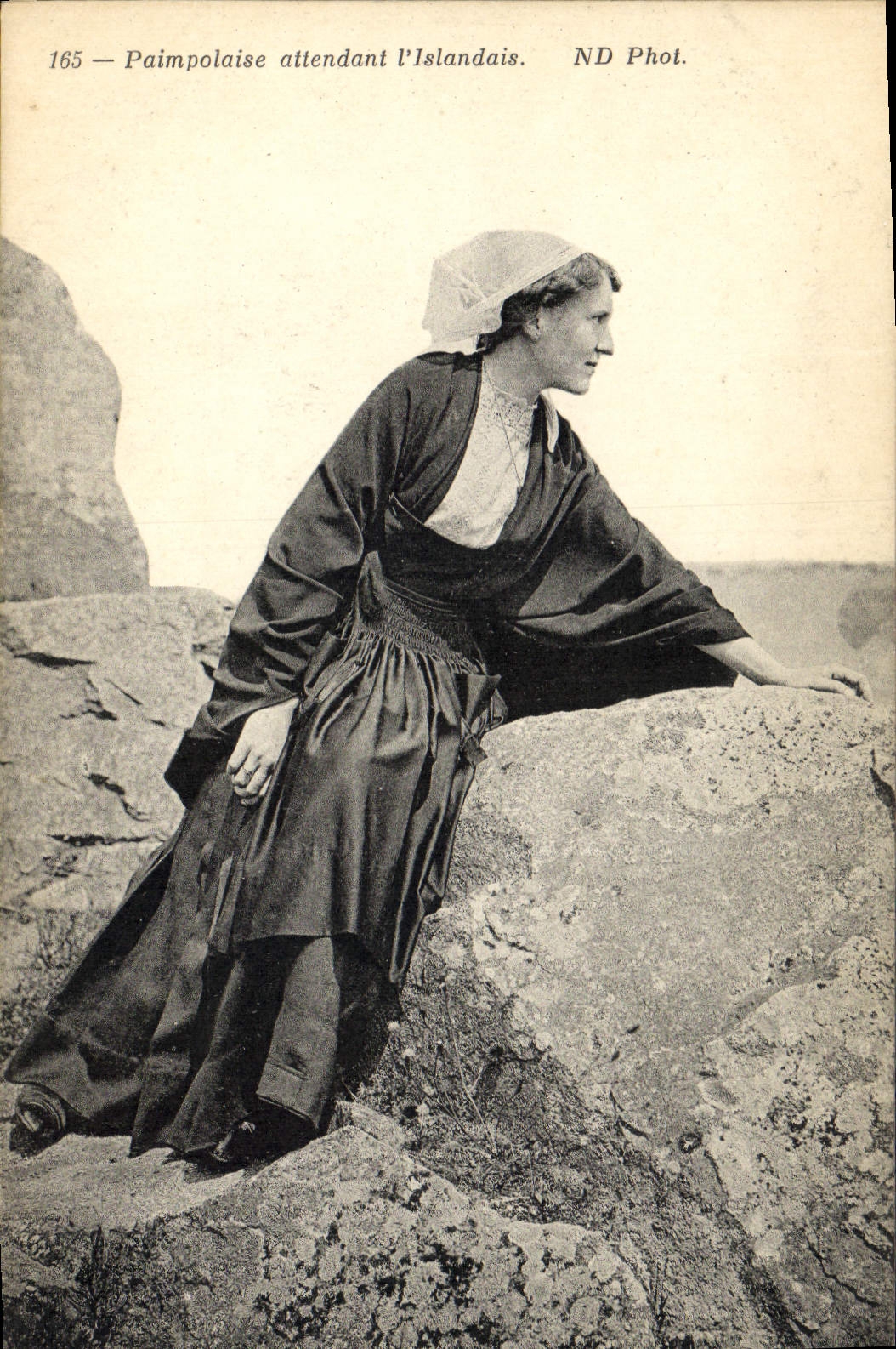 CPA Folklore Paimpolaise attendant l'Islandais 