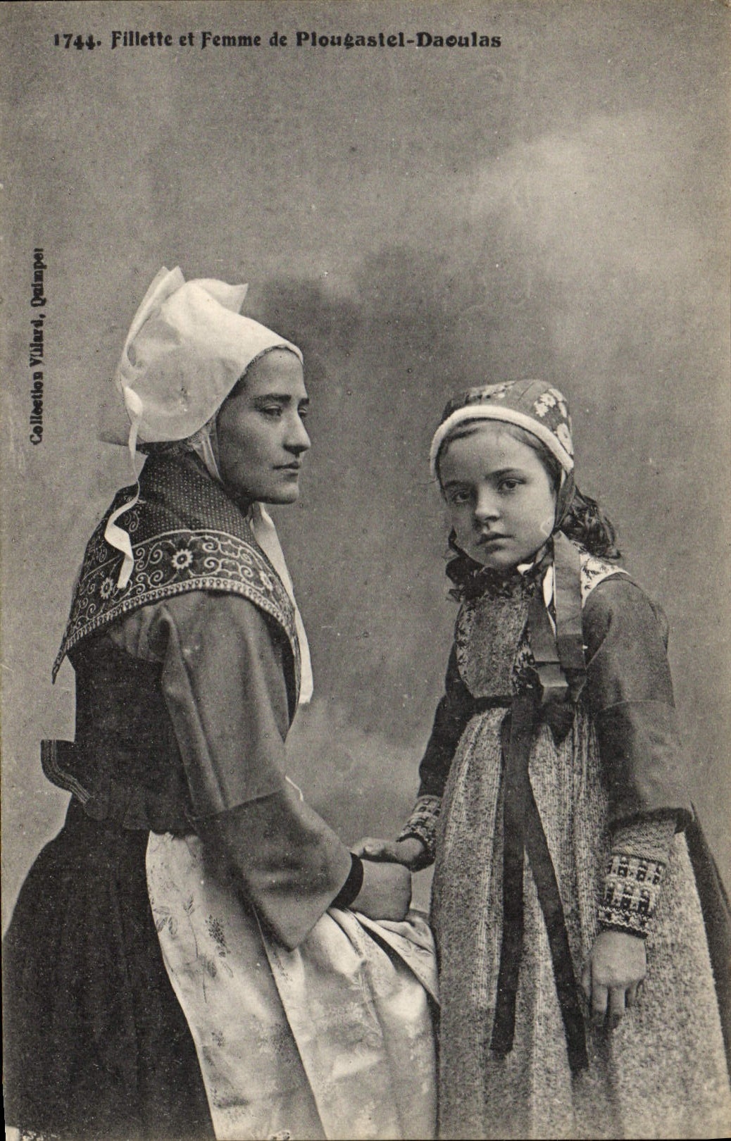 CPA Folklore Fillette et femme de Plougastel Daoulas 