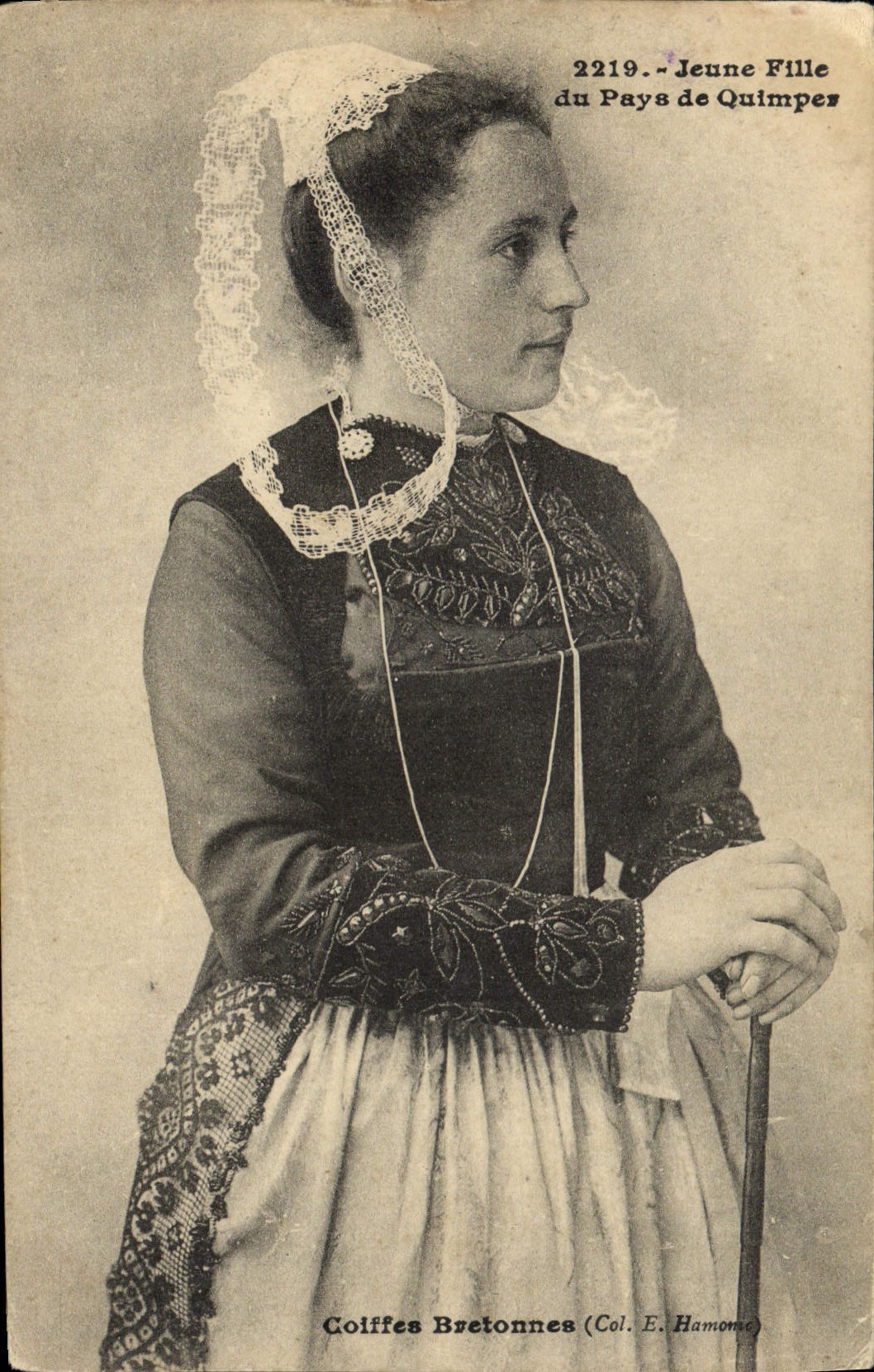 CPA Folklore Jeune fille du Pays de Quimper 