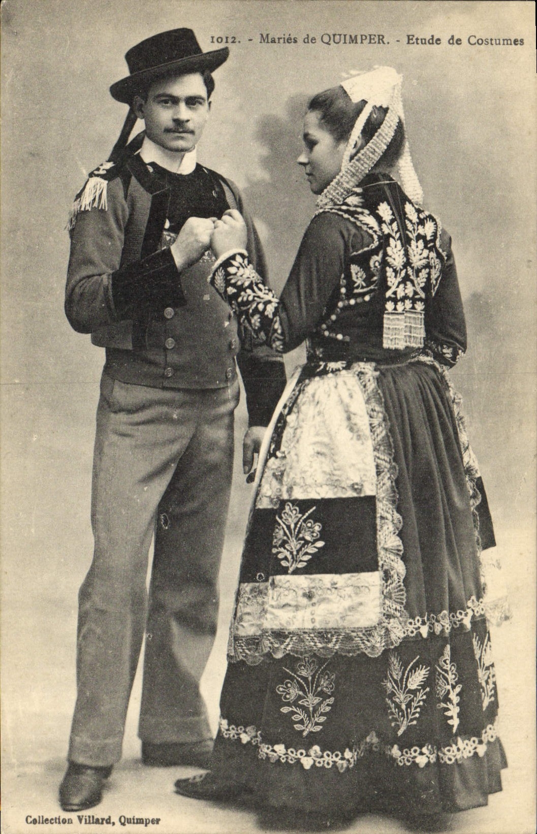 Postal Folclore Casado de Quimper Estudio de trajes