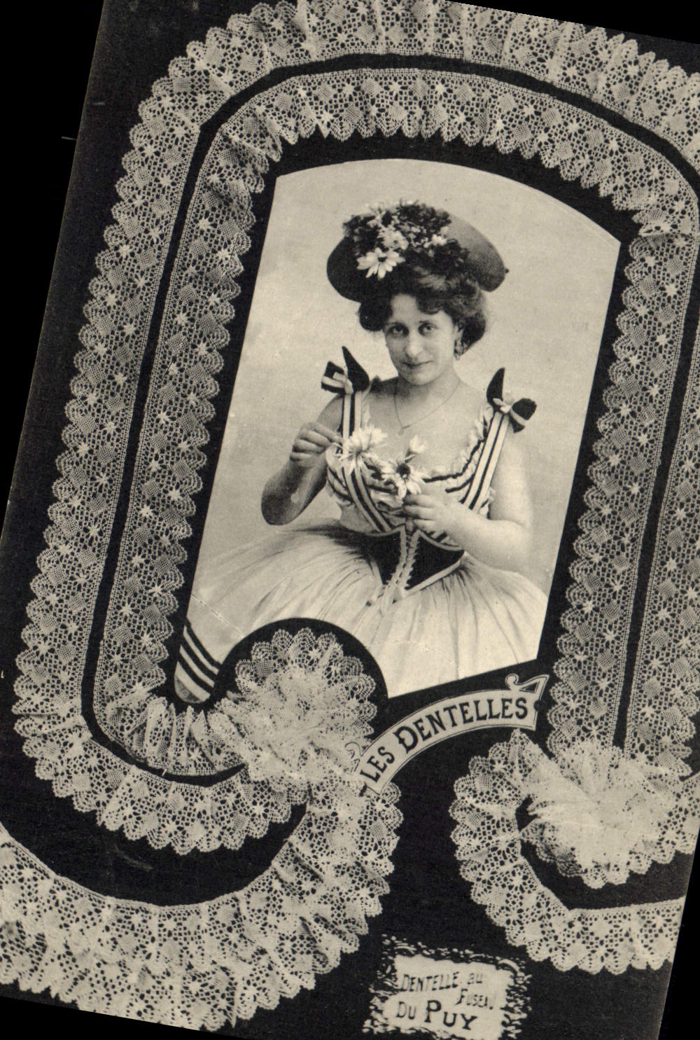 CPA Folklore Dentelle Dentelliere Le Puy 