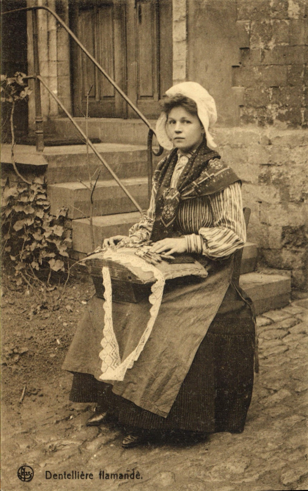 CPA Folklore Dentelle Dentelliere flamande 