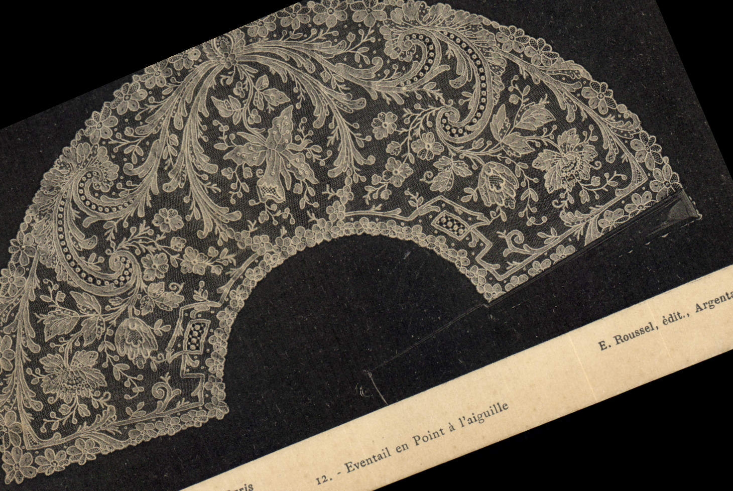 CPA Folklore Dentelle Dentelliere Eventail en point a l'aiguille 