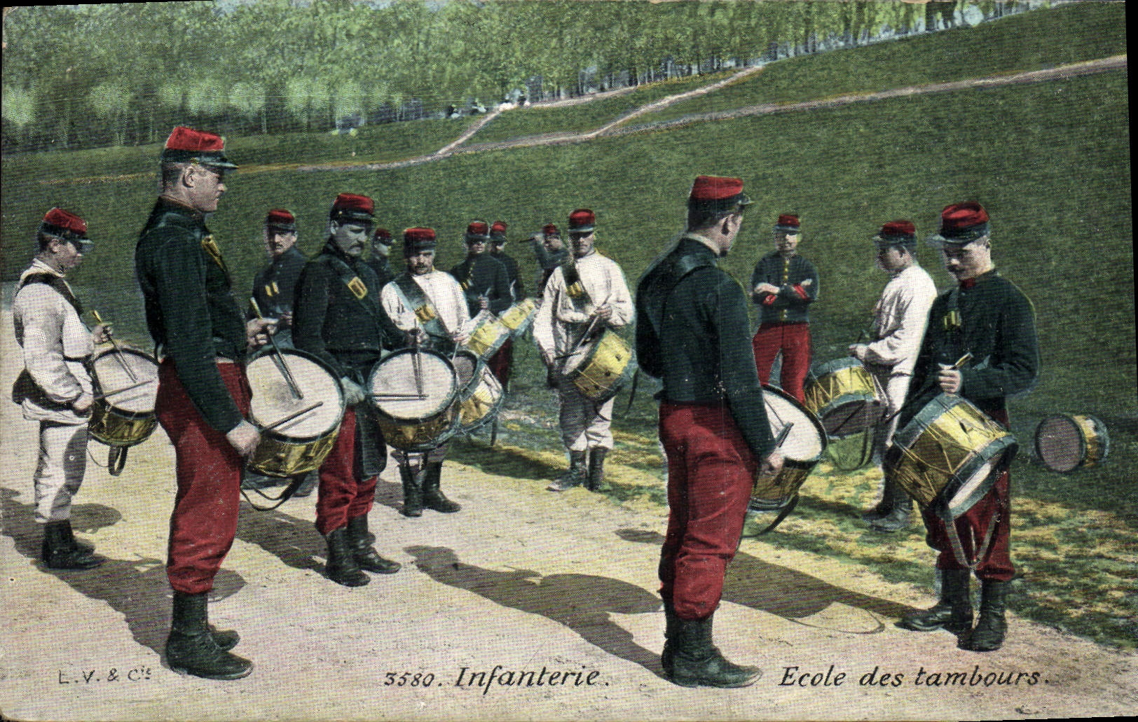 CPA Militaria Infanterie Ecole des tambours 