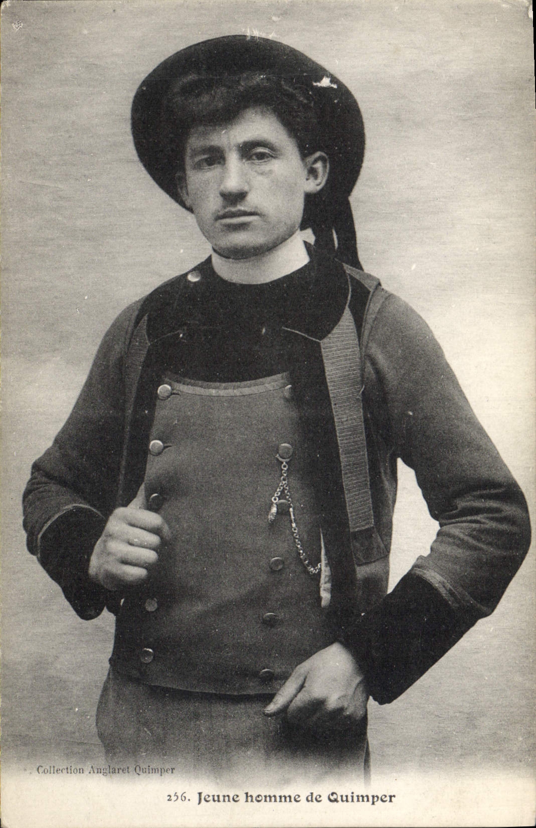 CPA Folklore Jeune homme de Quimper