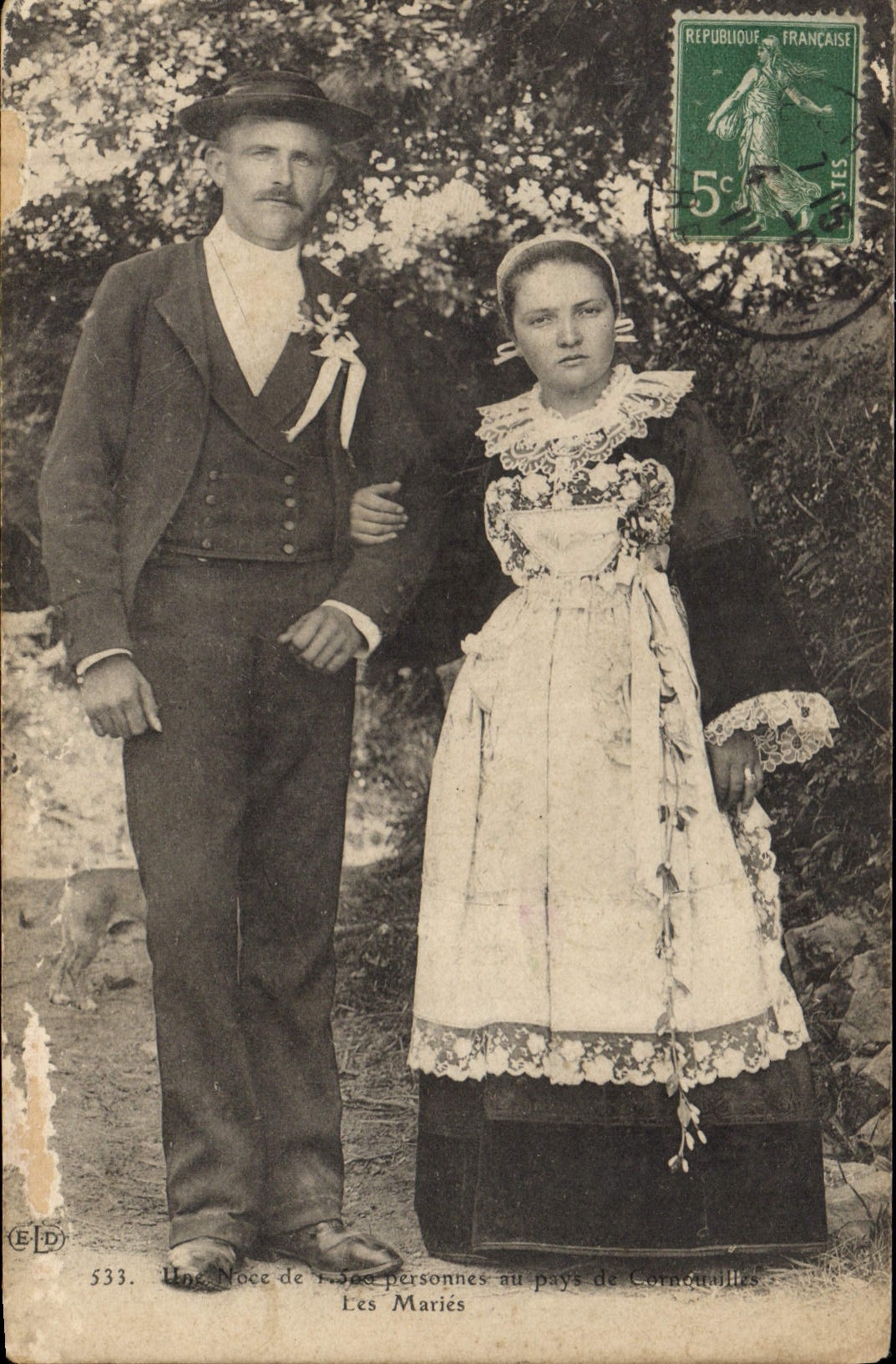 CPA Folklore Cornouailles Les maries Mariage