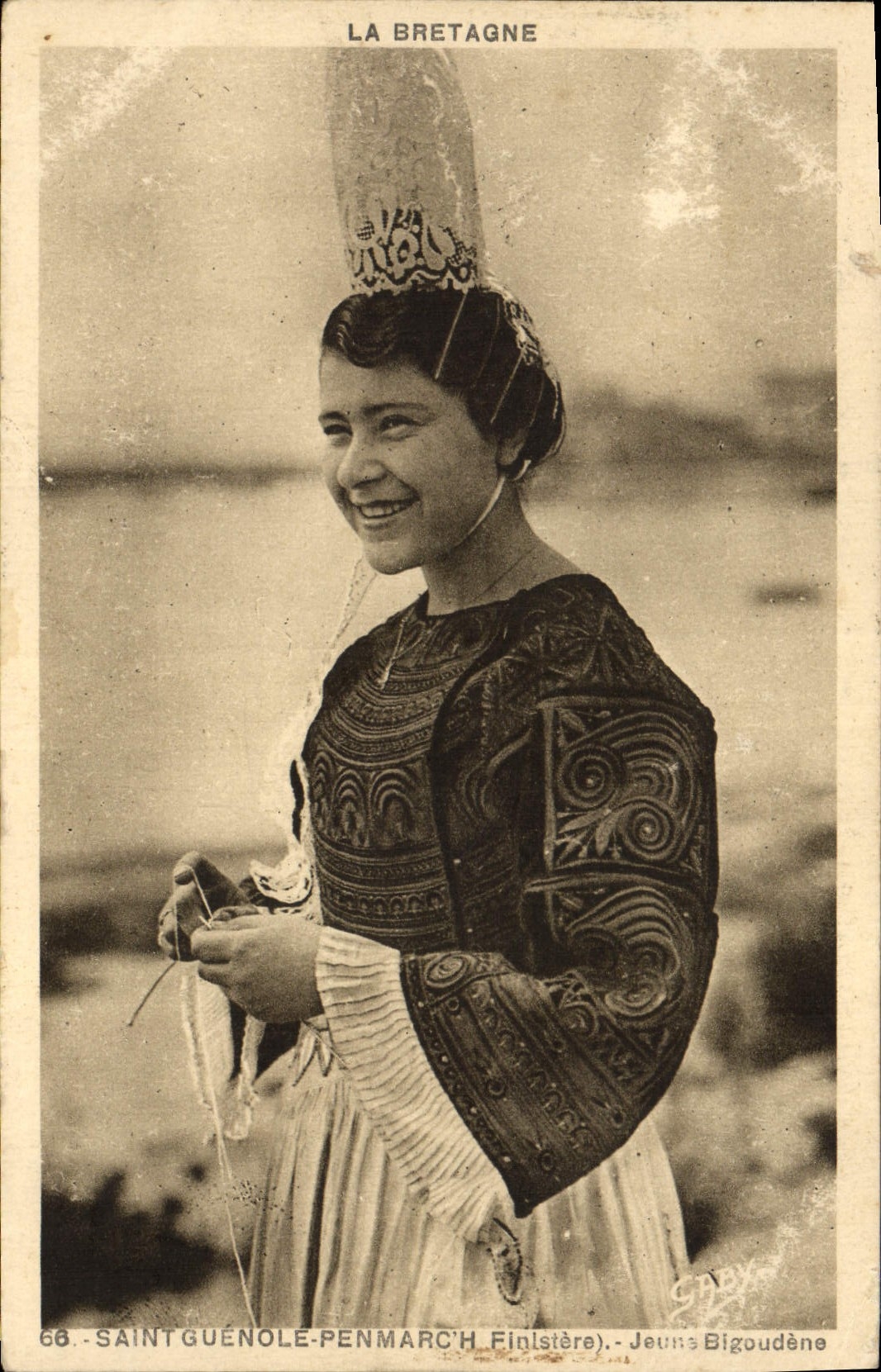 CPA Folklore Saint Guenole Penmarch Jeune Bigoudene