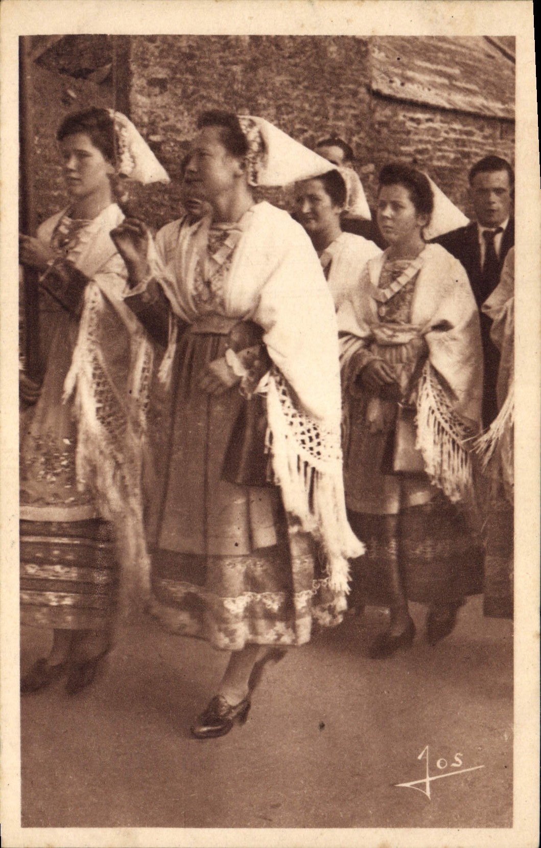 CPA Folklore Le Folgoet Au pardon Costumes de Kerlouan et de Guisseny