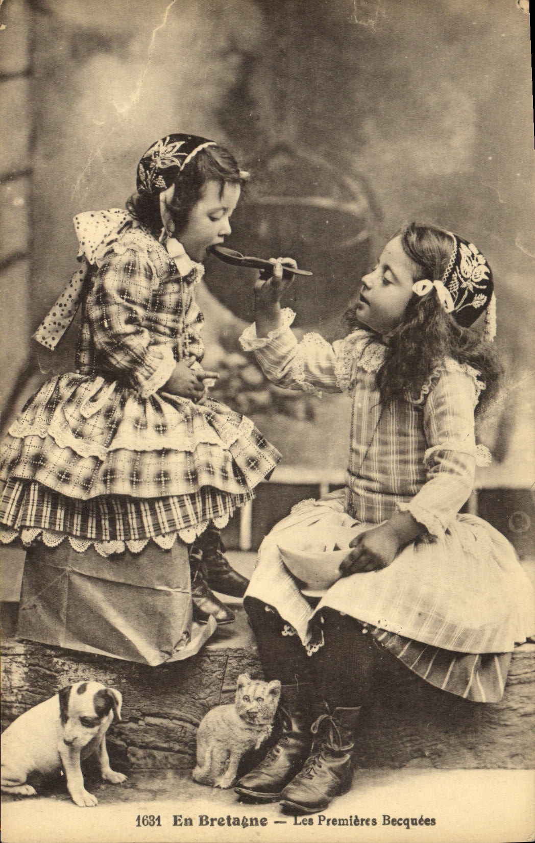CPA Folklore Bretagne Enfants Les premieres becquees