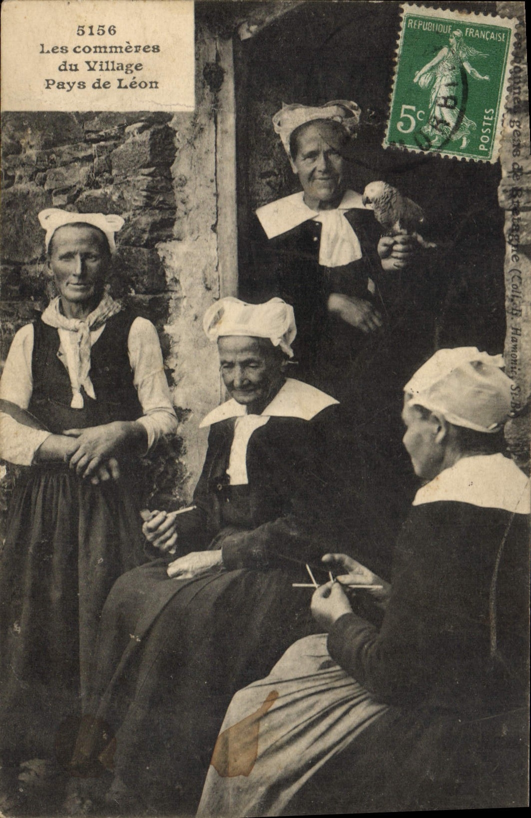 CPA Folklore Les commeres du village Pays de Leon