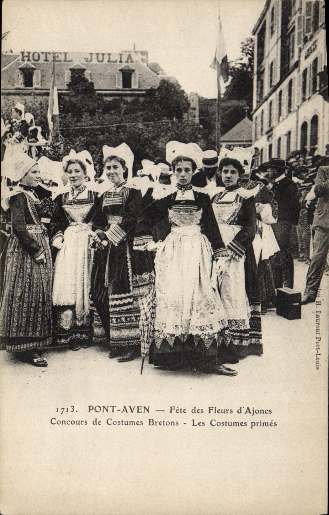 CPA Folklore Pont Aven Fete des fleurs d'ajoncs Concours de costumes bretons Les costumes primes