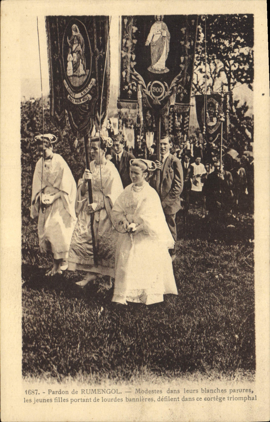 CPA Folklore Pardon de Rumengol Les jeunes filles portant de lourdes bannieres