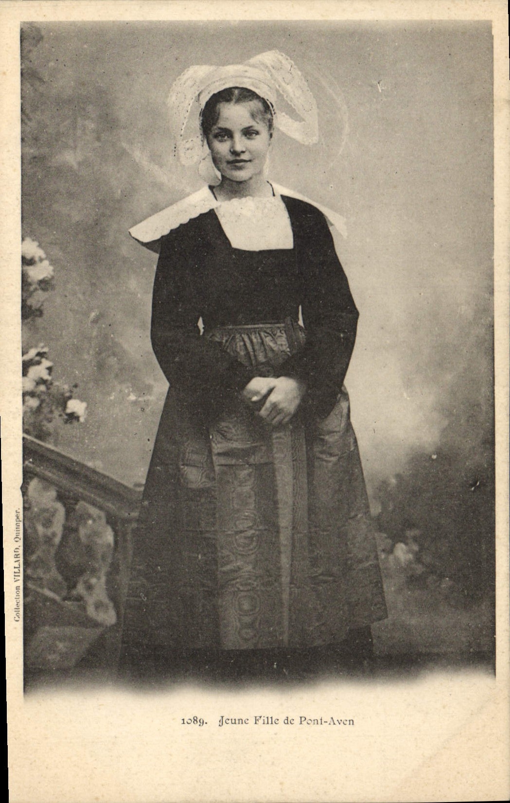 CPA Folklore Jeune fille de Pont Aven