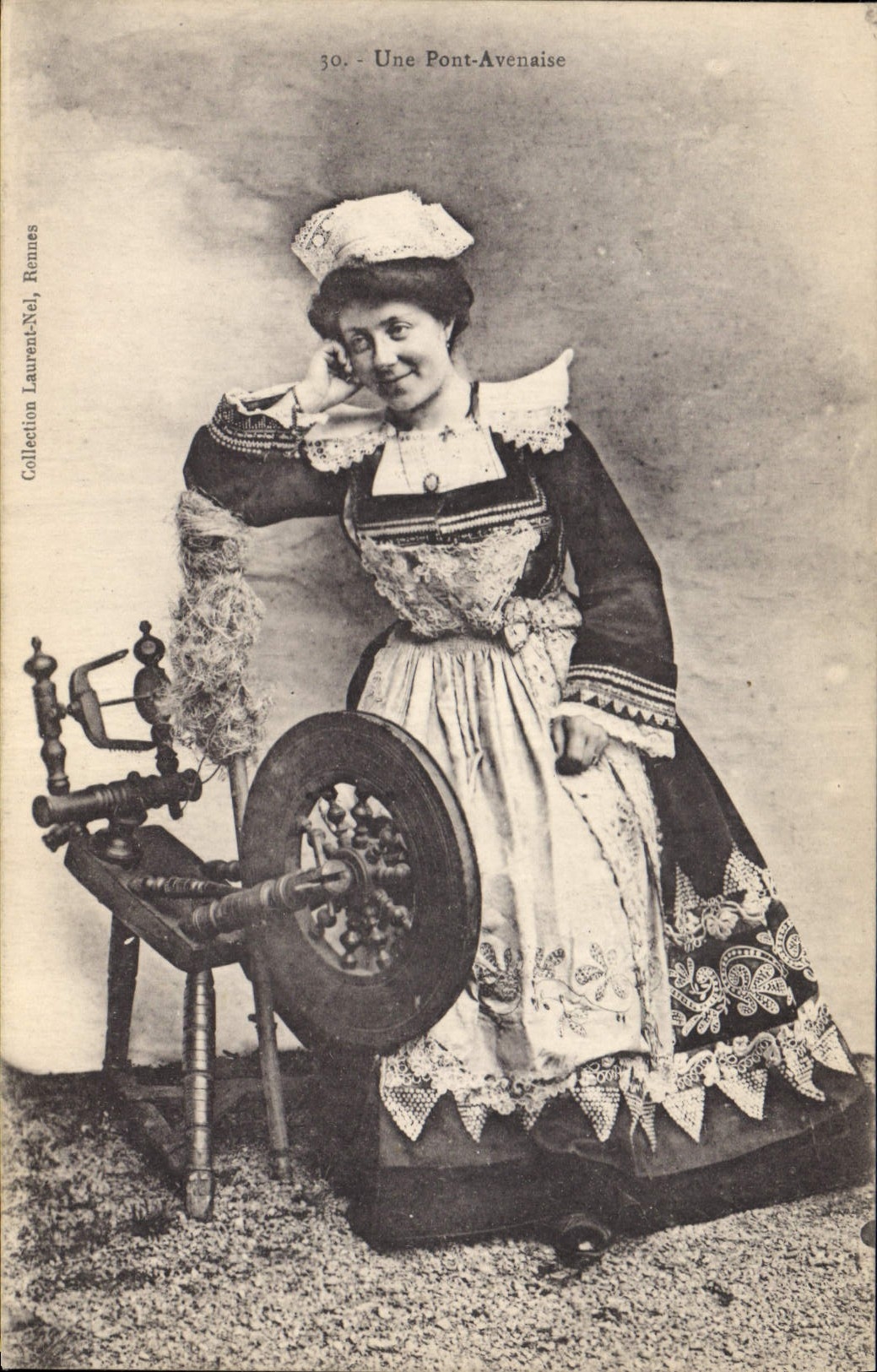 CPA Folklore Une Pont Avenaise