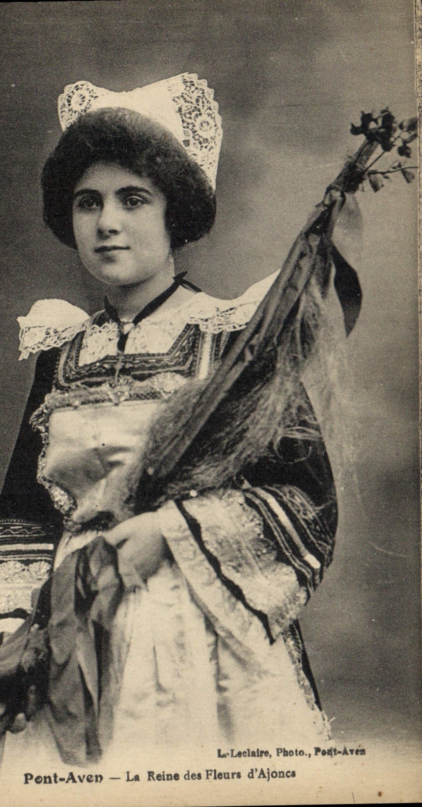 CPA Folklore La reine des fleurs d'ajoncs de Pont Aven