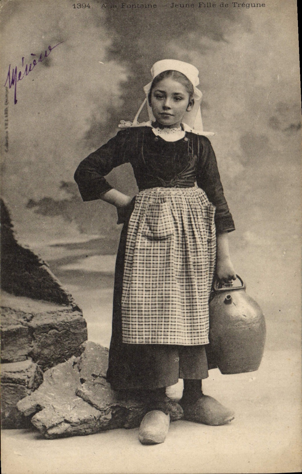 CPA Folklore A la fontaine Jeune fille de Tregune