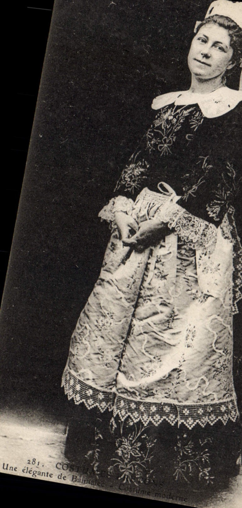 CPA Folklore Une elegante de Bannelec