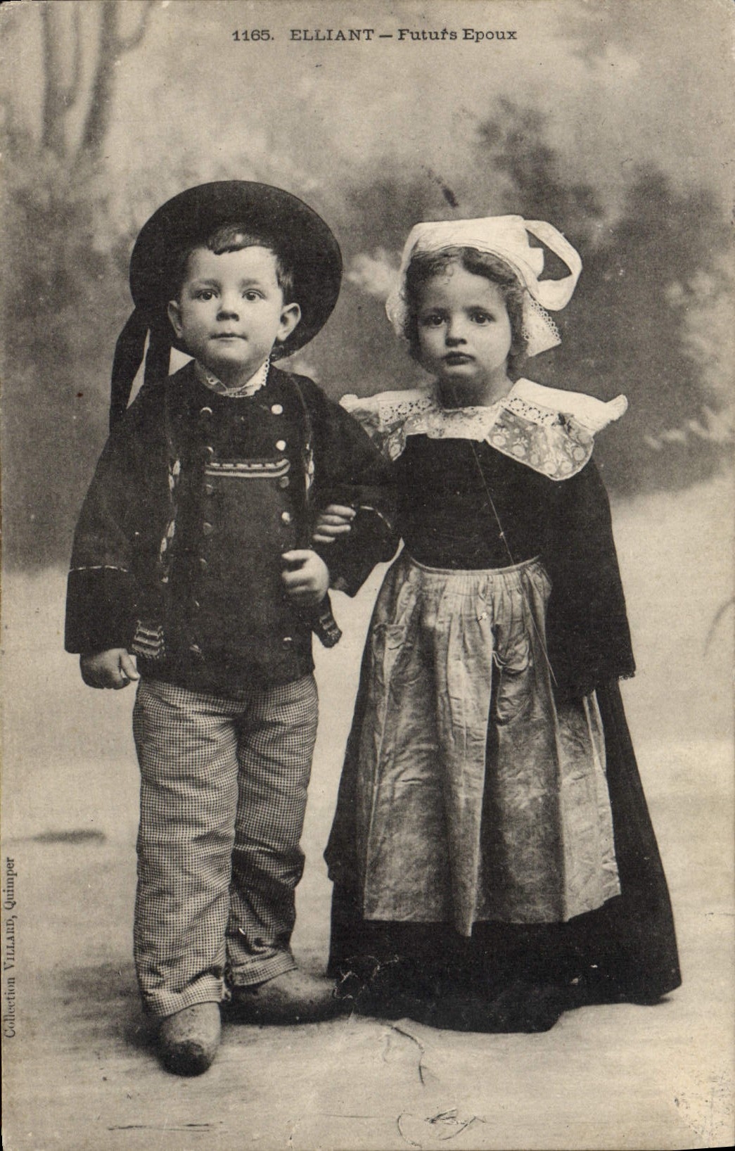 CPA Folklore Elliant Futurs epoux Mariage