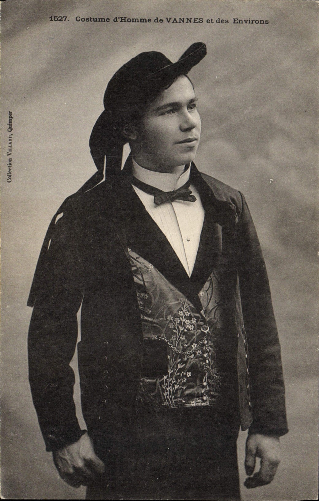 CPA Folklore Costume d'homme de Vannes et des environs