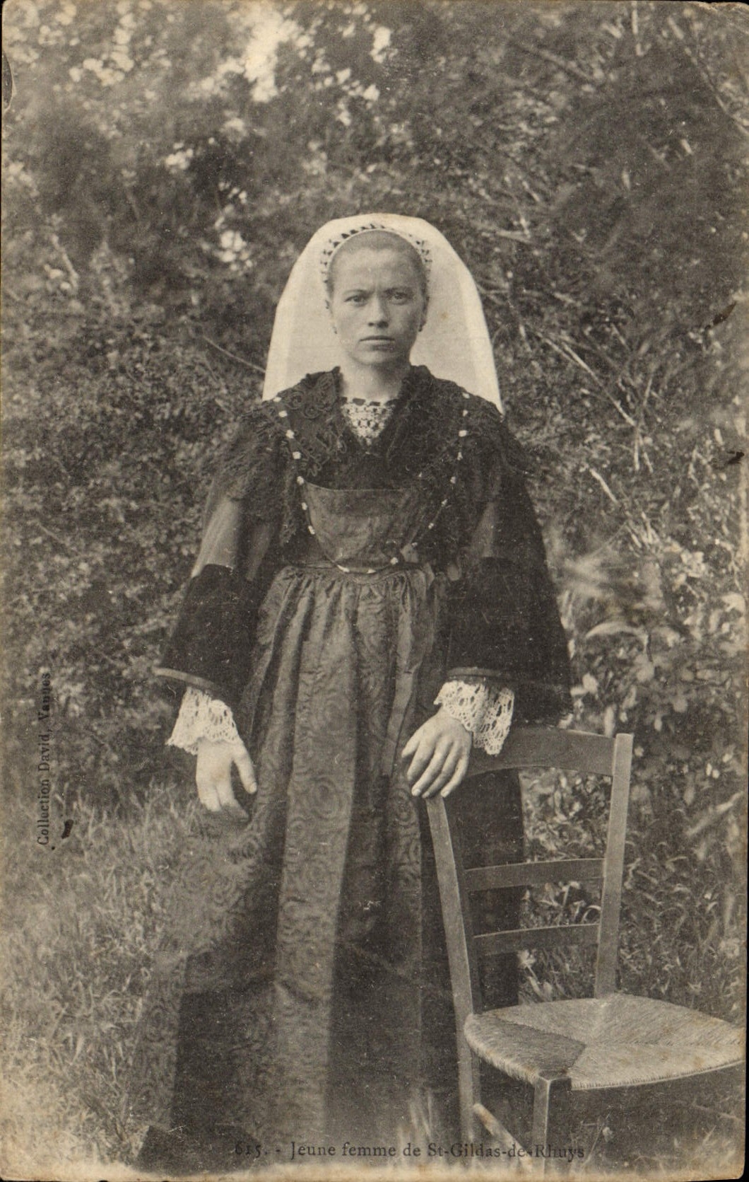 CPA Folklore Jeune femme de St Gildas de Rhuys