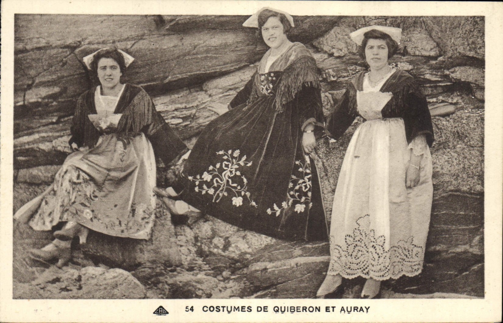 CPA Folklore Costumes de Quiberon et Auray