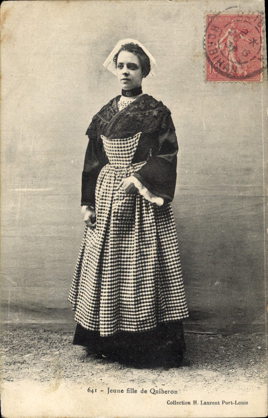 CPA Folklore Jeune fille de Quiberon