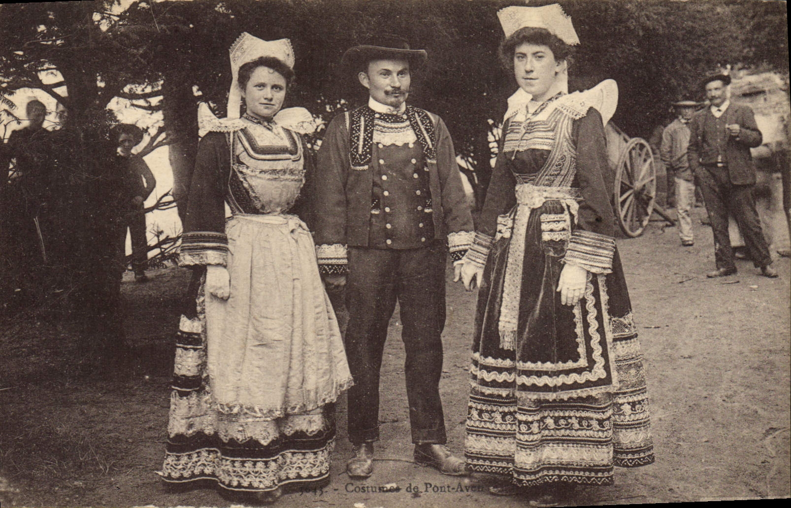 CPA Folklore Costumes de Pont Aven